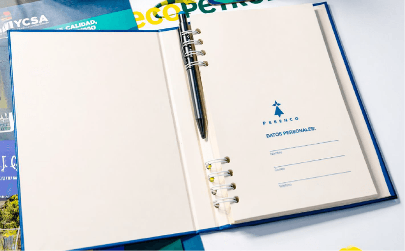 Cuadernos y esferos